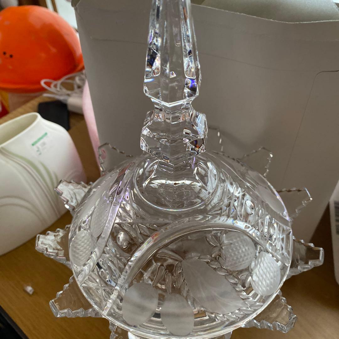 バイエルン、ベイヤー - 半透明のクリスタルに、花や蝶の美しいカット花瓶