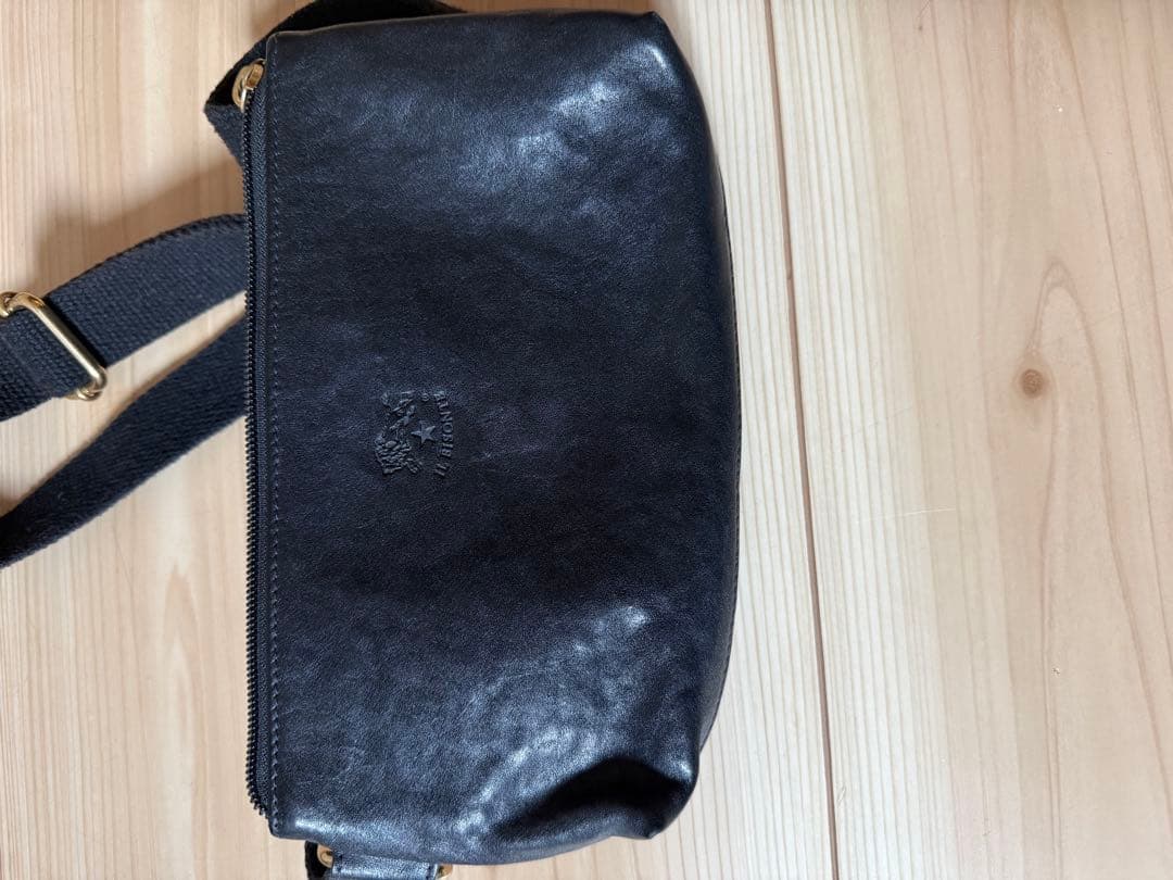 y*5様 【美品】IL BISONTE イルビゾンテ レザー クロスボディバッグ