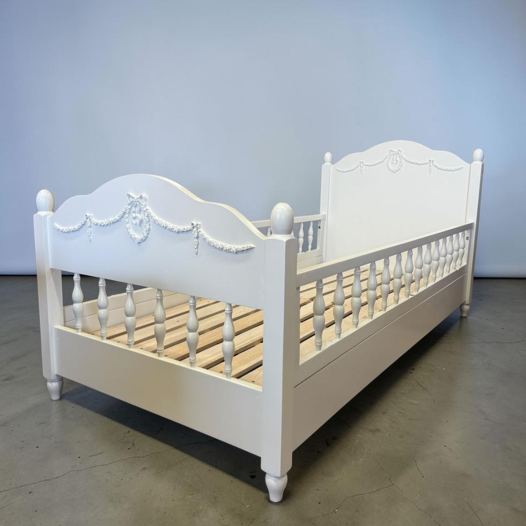 【新品】大人可愛い　アンティーク風　リボンレリーフ　木製ベッド　セミシングル