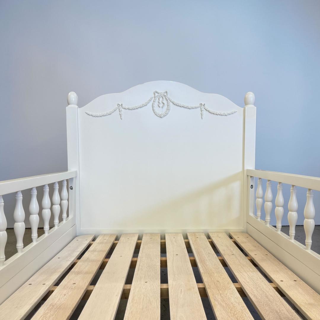 【新品】大人可愛い　アンティーク風　リボンレリーフ　木製ベッド　セミシングル