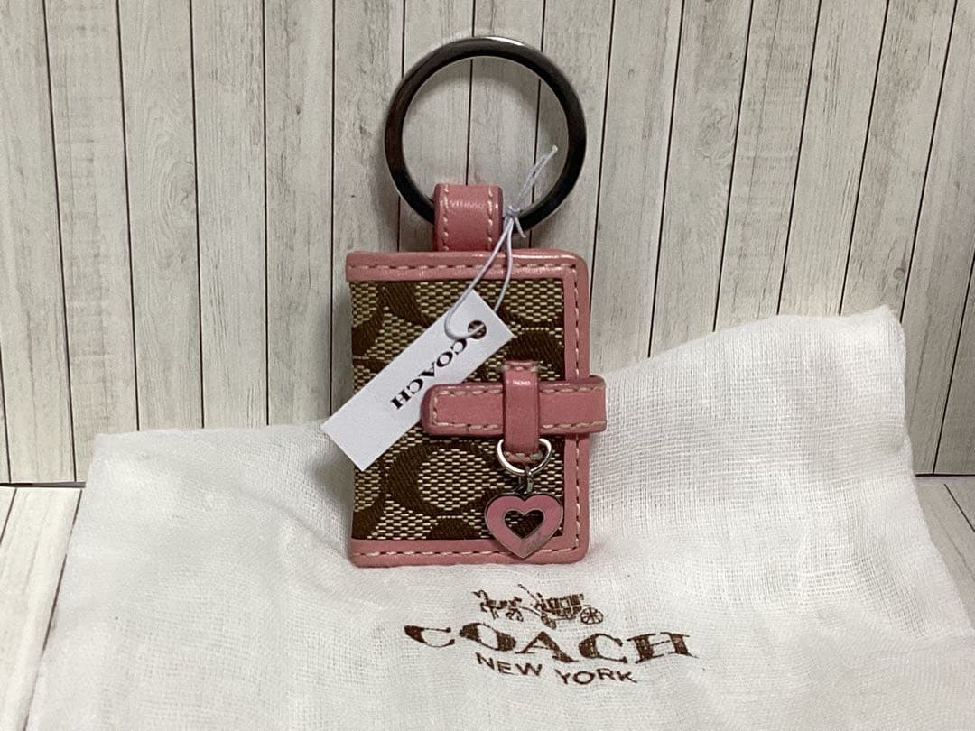 タグ保存袋付き未使用コーチCOACH キーホルダーピンクハート型本物写真入手帳型