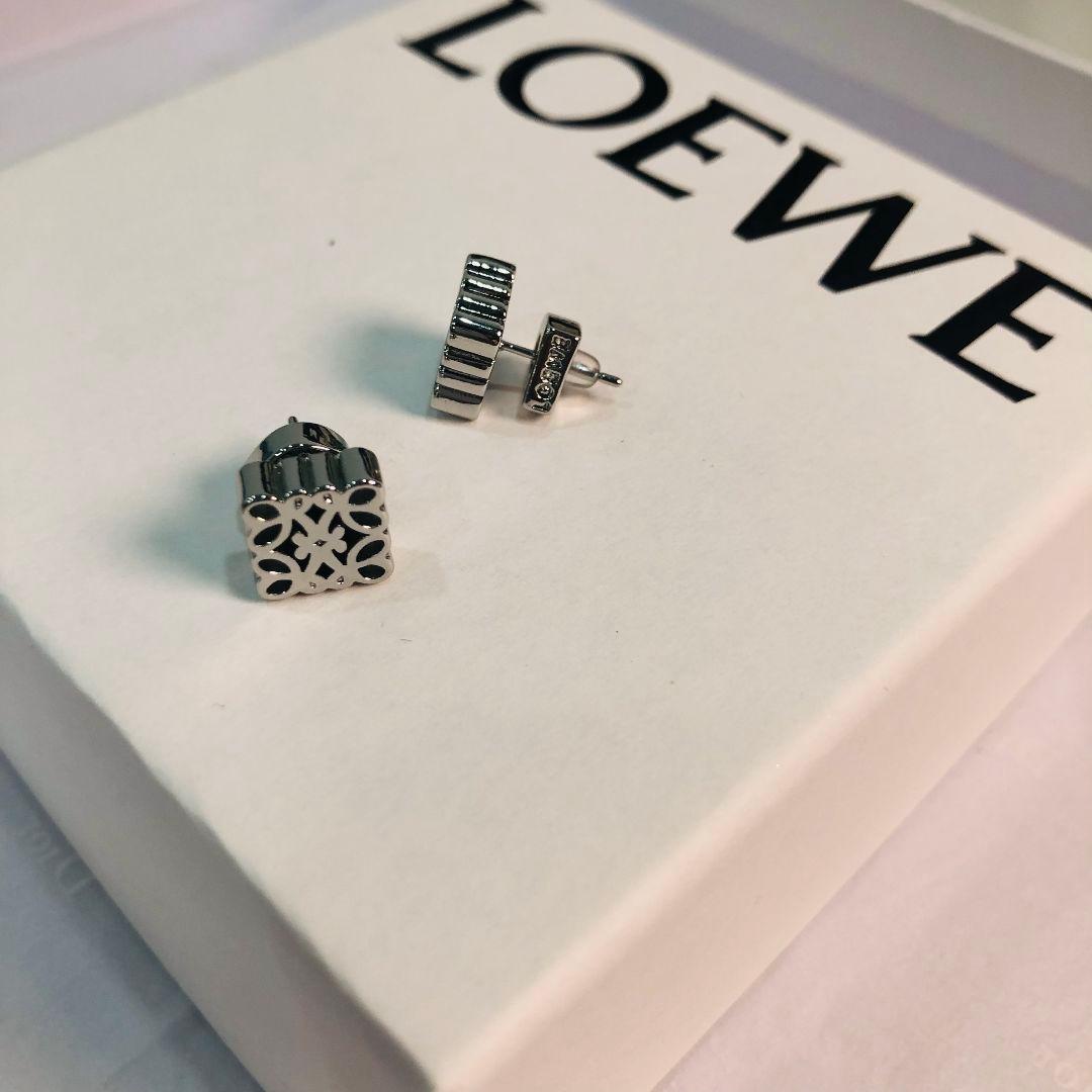 LOEWE アナグラム スクエア ピアス シルバーカラー