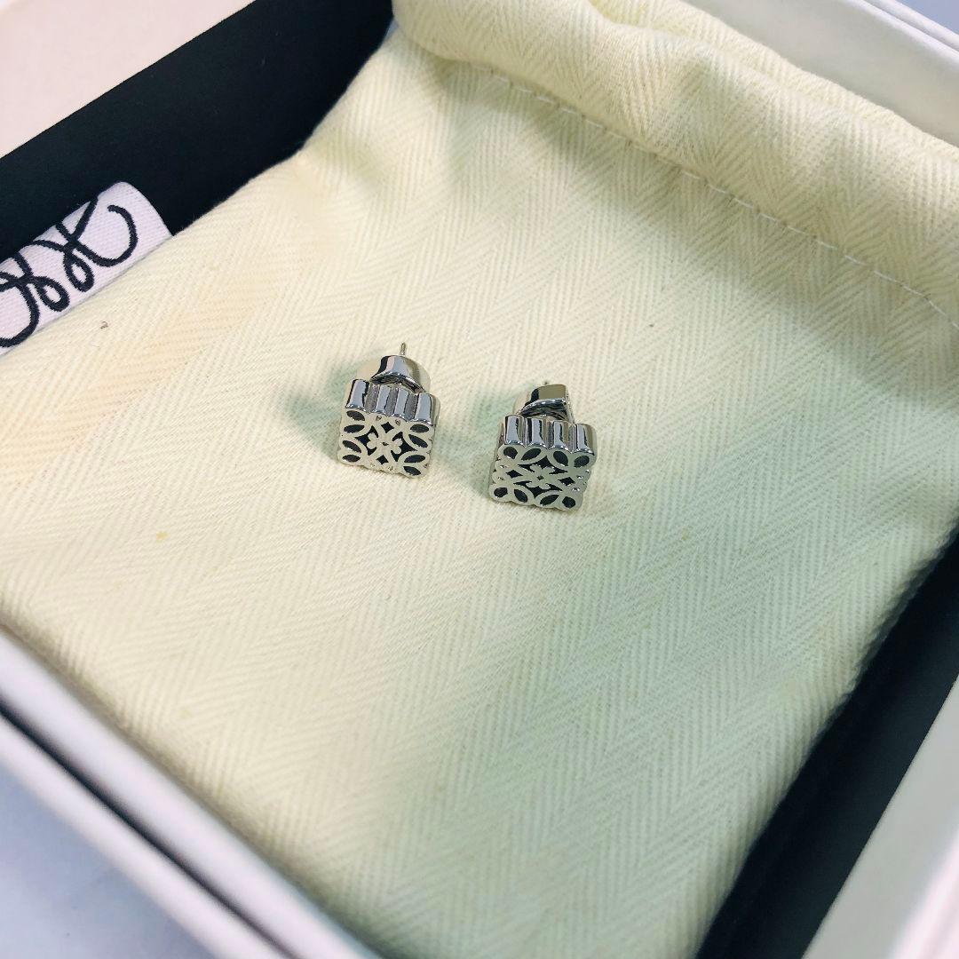 LOEWE アナグラム スクエア ピアス シルバーカラー