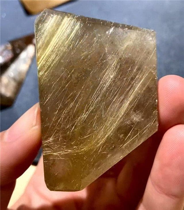 AAA級天然ゴールドルチルクォーツ原石B0124/F339/199A
