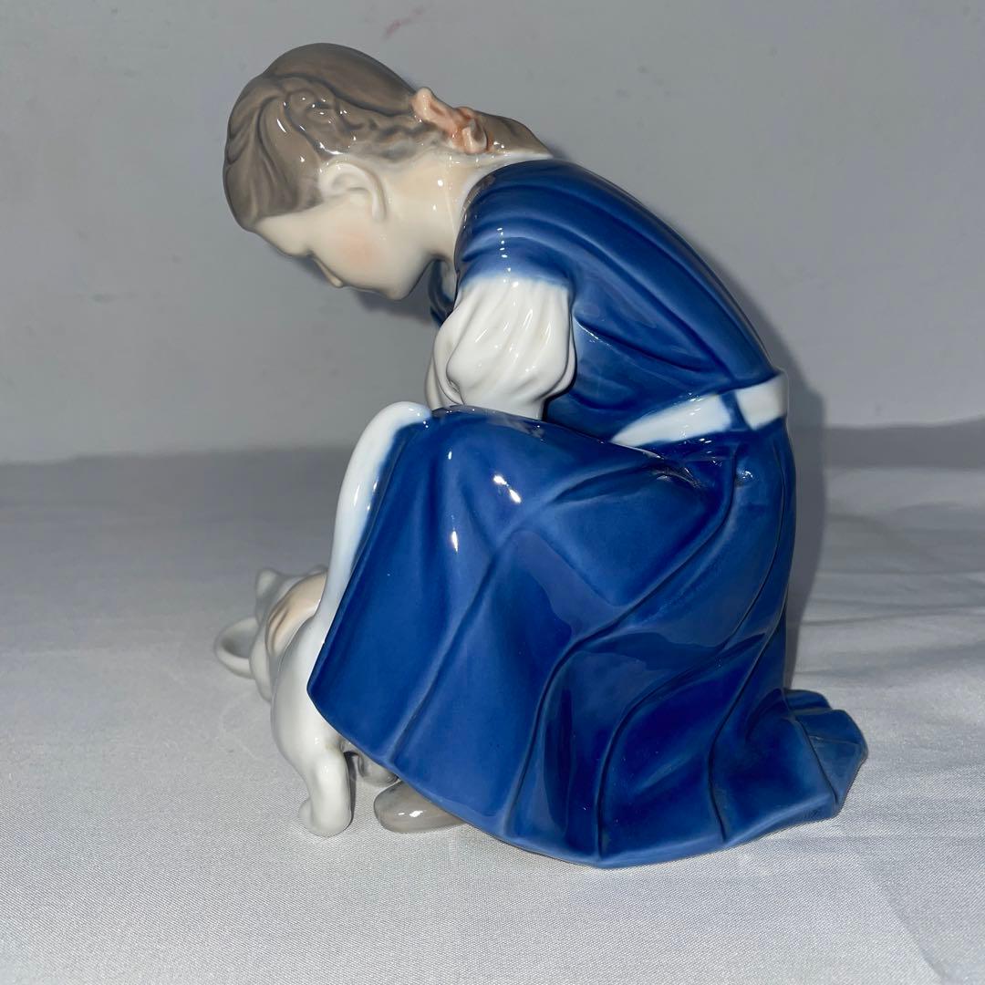 ロイヤルコペンハーゲン　猫にミルクをあげる少女