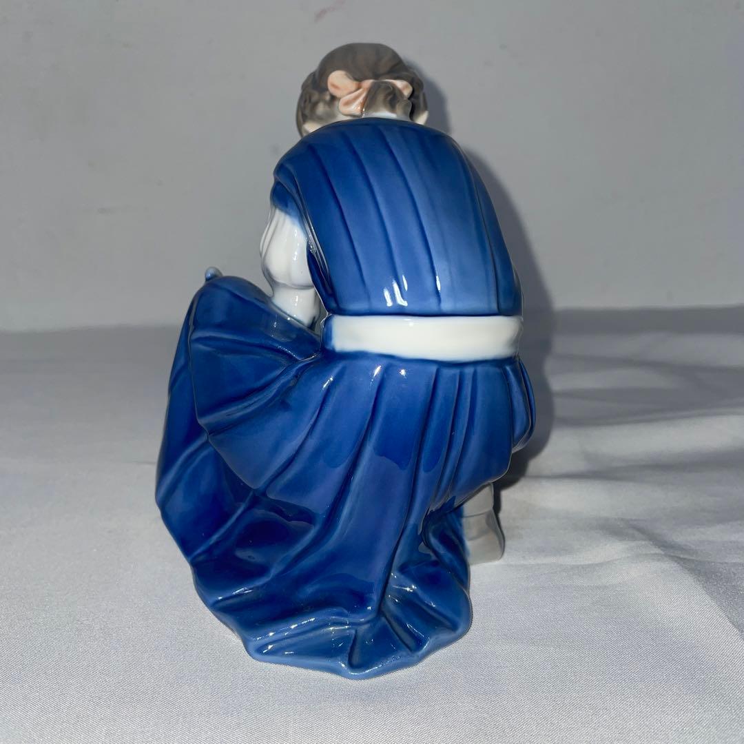 ロイヤルコペンハーゲン　猫にミルクをあげる少女