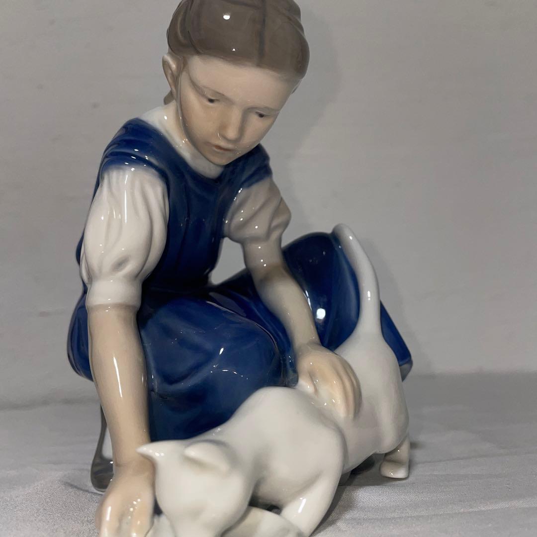 ロイヤルコペンハーゲン　猫にミルクをあげる少女