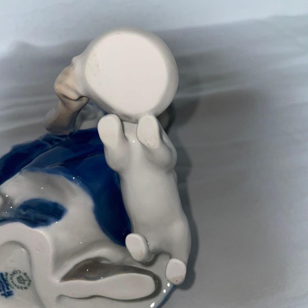 ロイヤルコペンハーゲン　猫にミルクをあげる少女