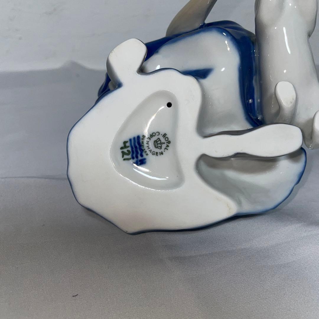 ロイヤルコペンハーゲン　猫にミルクをあげる少女