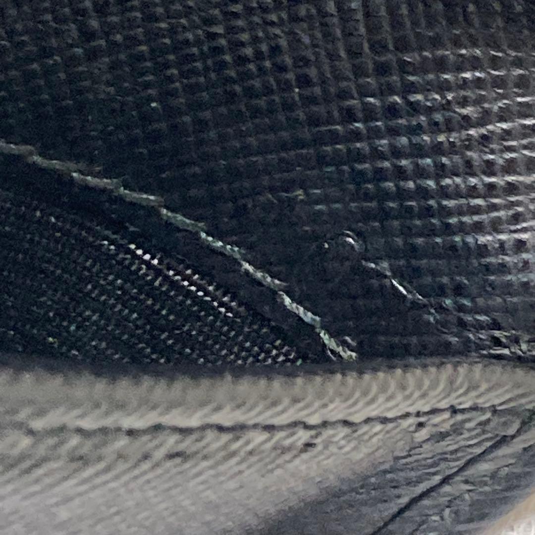 お買い得品　美品　PRADA プラダ　二つ折り　銀　黒　小銭入れ　折り財布　財布