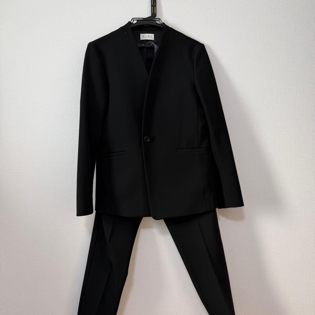 PLST ノーカラーブラックパンツスーツ