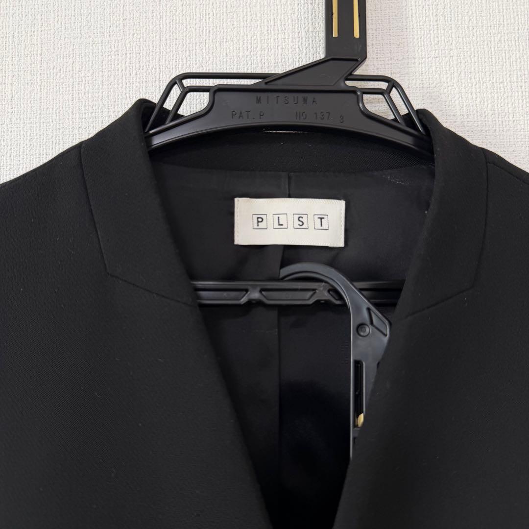 PLST ノーカラーブラックパンツスーツ