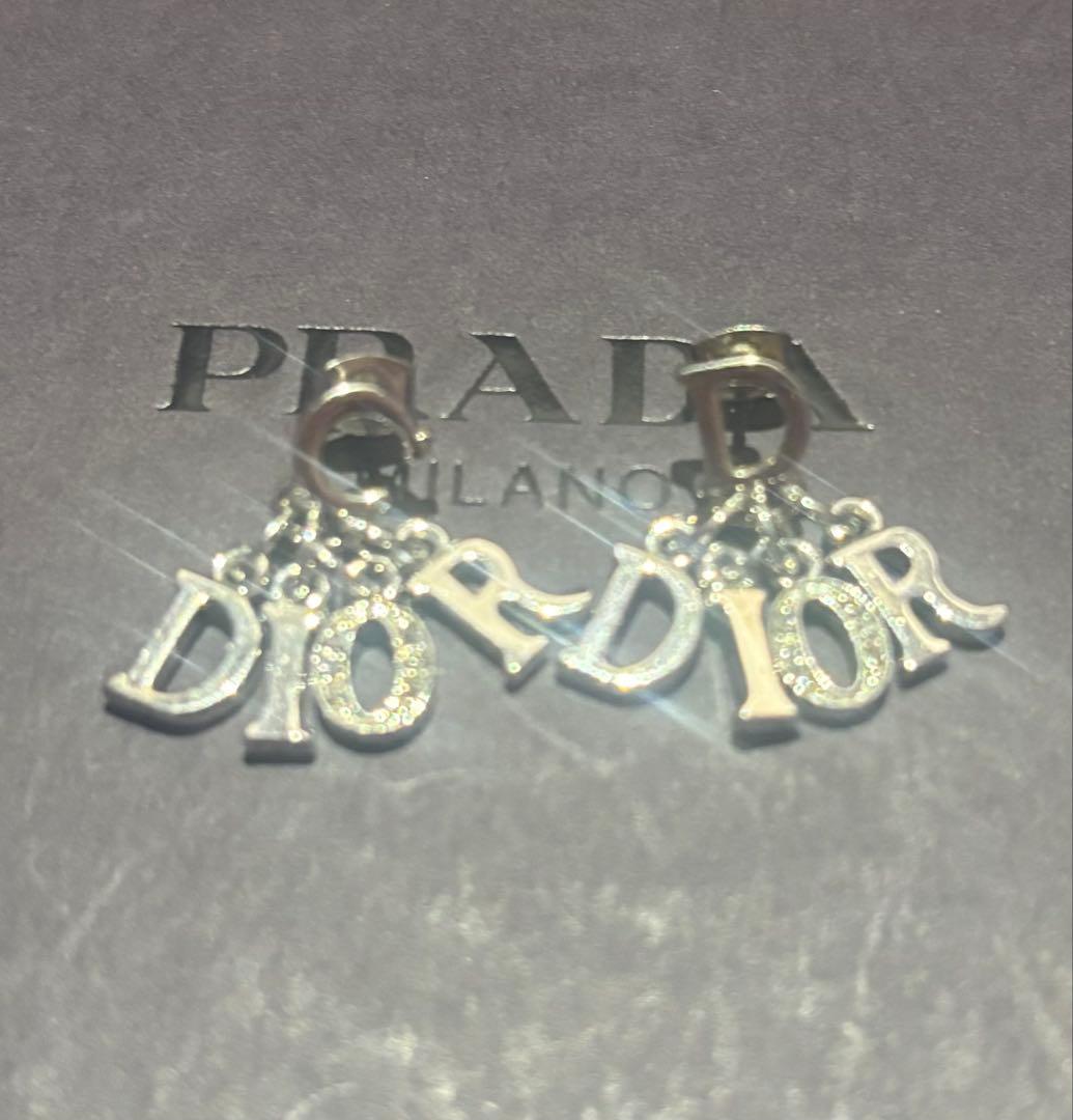 Dior ロゴチャーム シルバーピアス