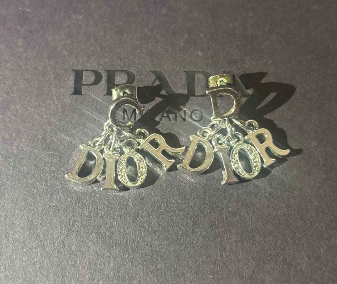 Dior ロゴチャーム シルバーピアス