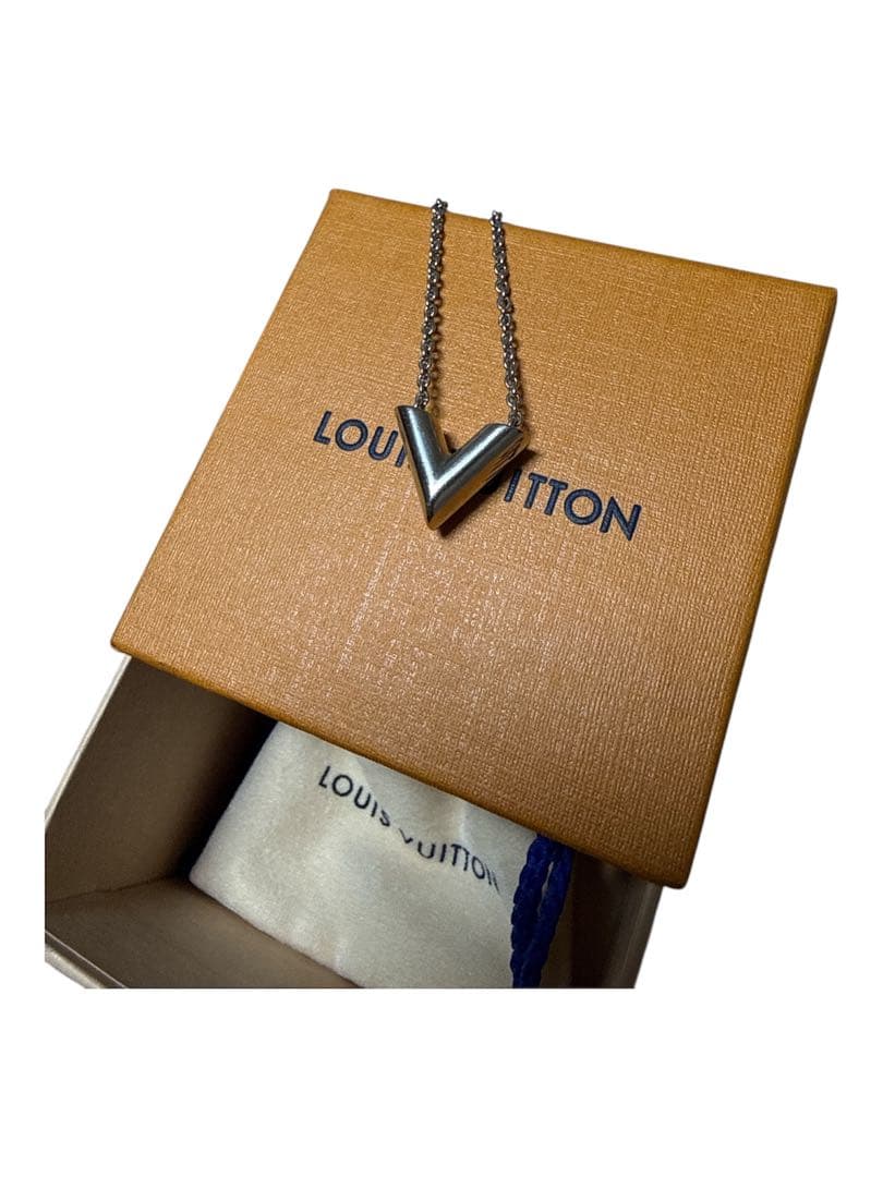 Louis Vuitton エセンシャル V ネックレス