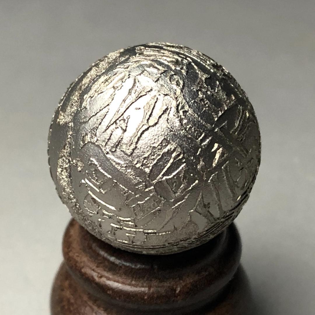 アルタイ隕石 メテオライト くりぬき　球体 穴なし台付き 希少　美品