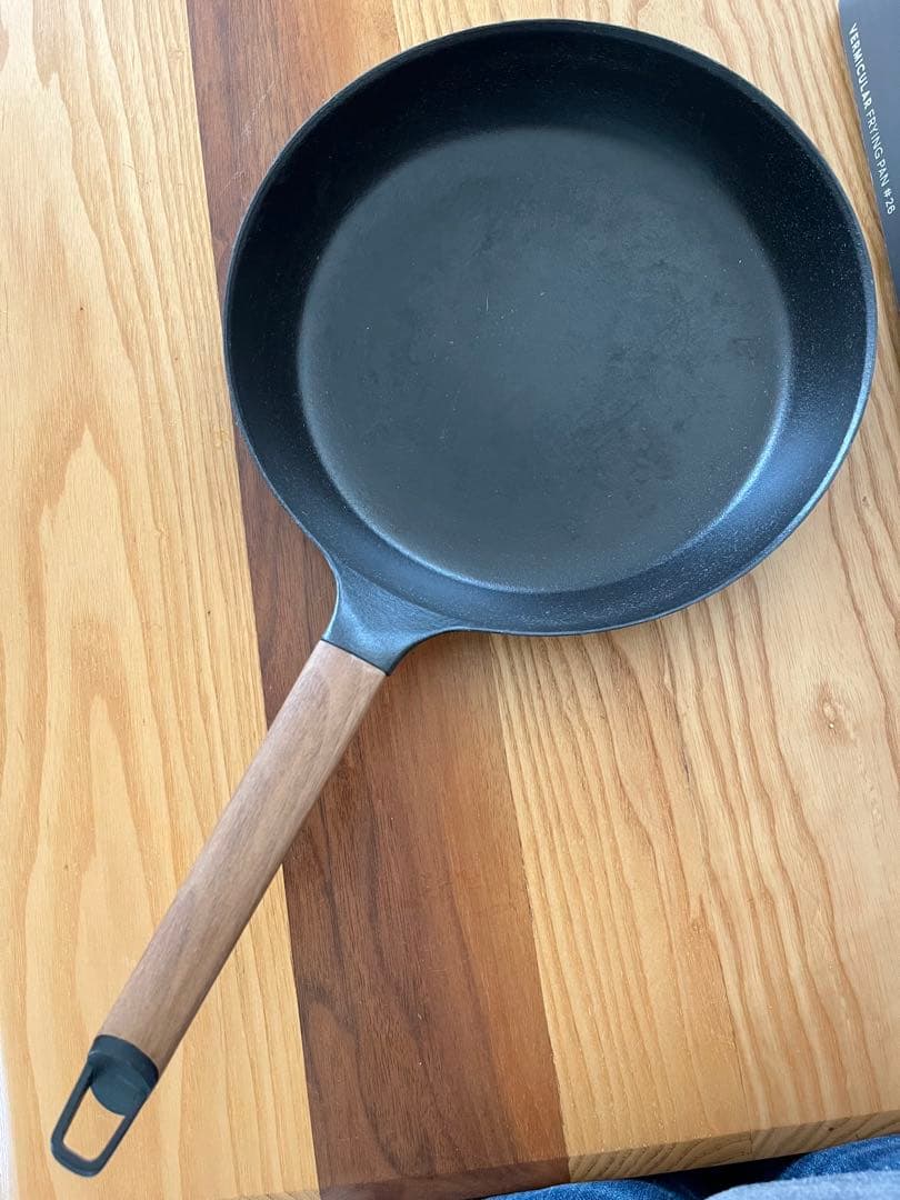 【美品】VERMICULAR 鋳鉄フライパン 26cm　蓋ナシ　レシピ本付き