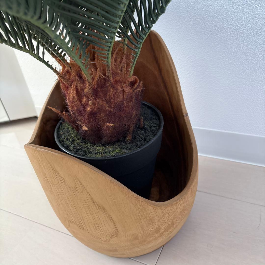 フェイクグリーンと木の鉢