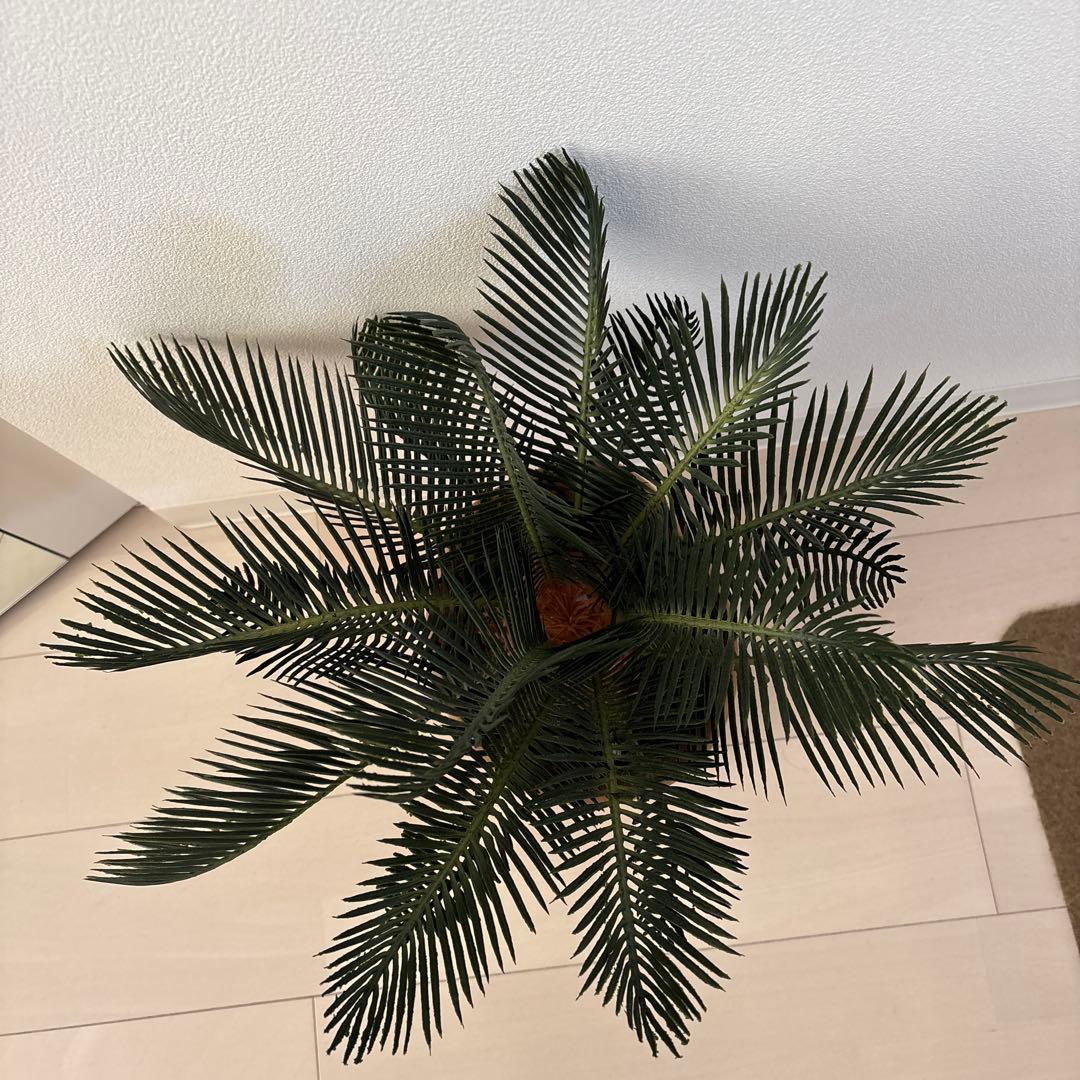 フェイクグリーンと木の鉢