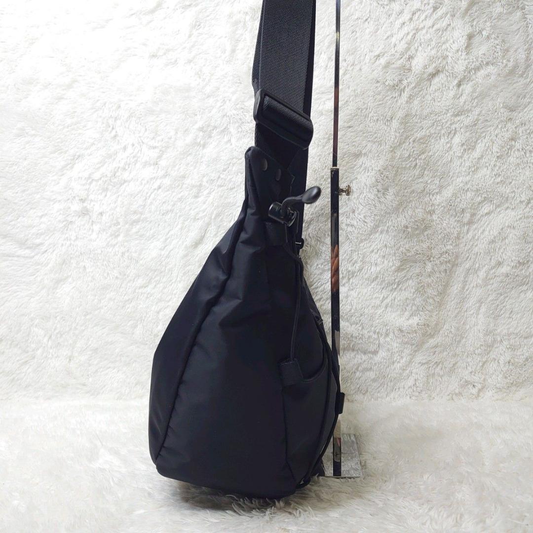 【未使用級】極美品 オニツカタイガー メッセンジャーバッグ 刺繍 ブラック トラ