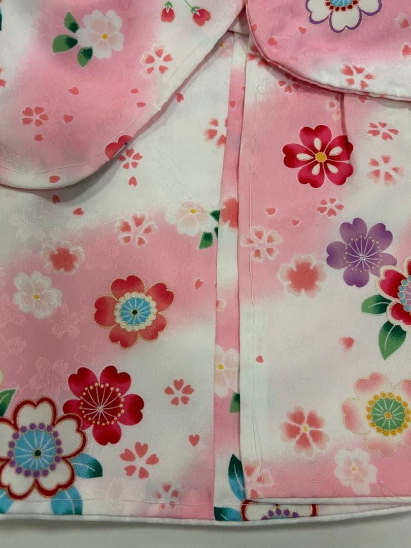 七五三　3歳女の子　着物・被布セット　白とピンク　うさぎ飾り　カラフル被布　新品