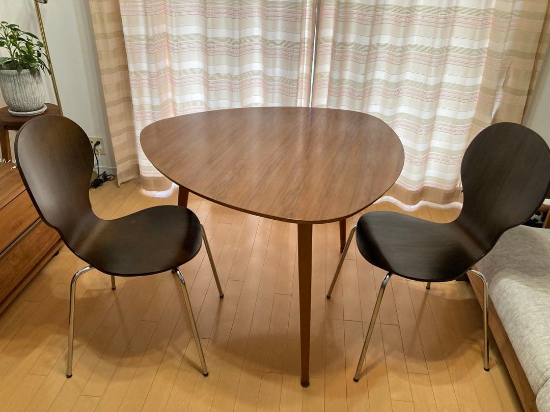 ブラウンの木製三角形テーブルと椅子セット