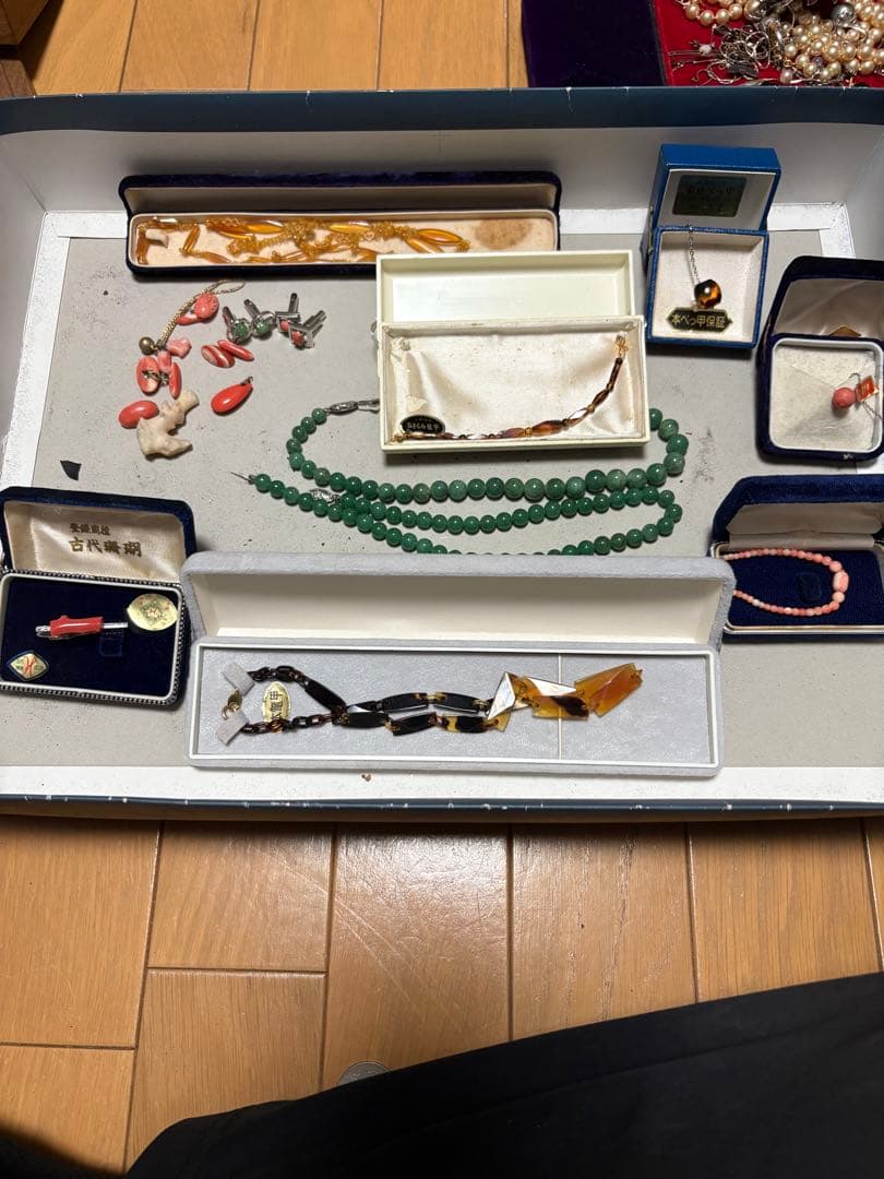 珊瑚、翡翠、真珠など古いアクセサリーまとめ売り