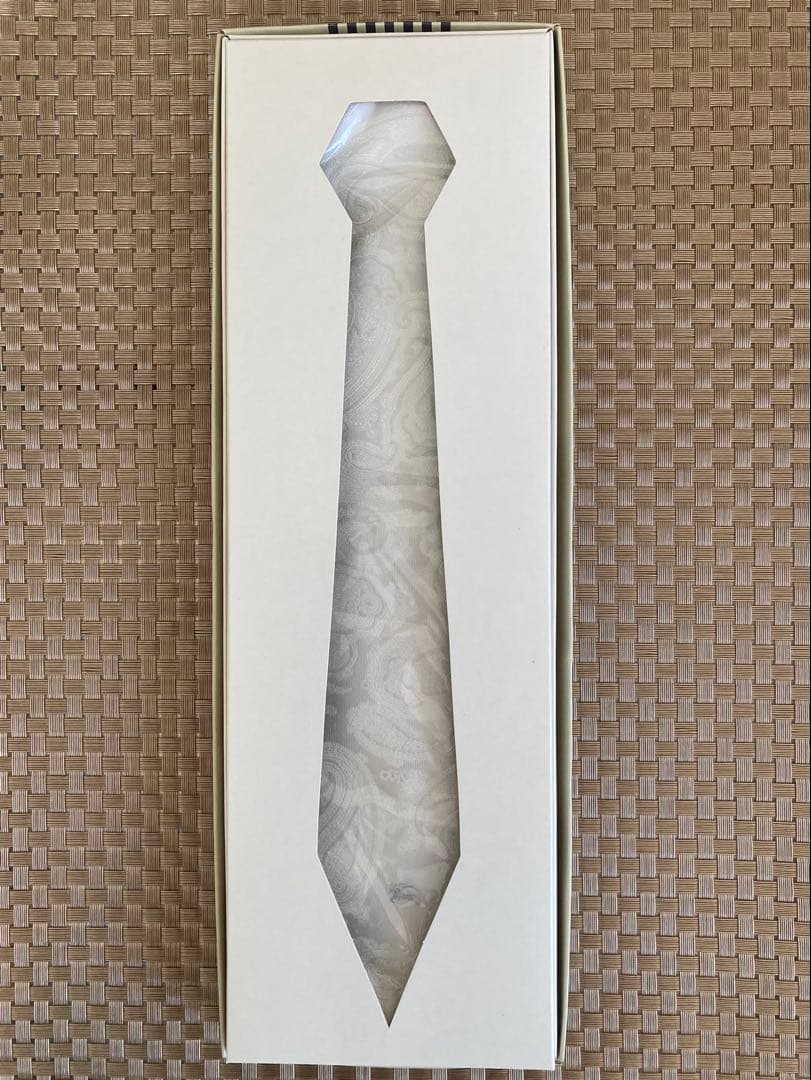 Burberryバーバリー ネクタイ ホワイト 箱入りタグ付き