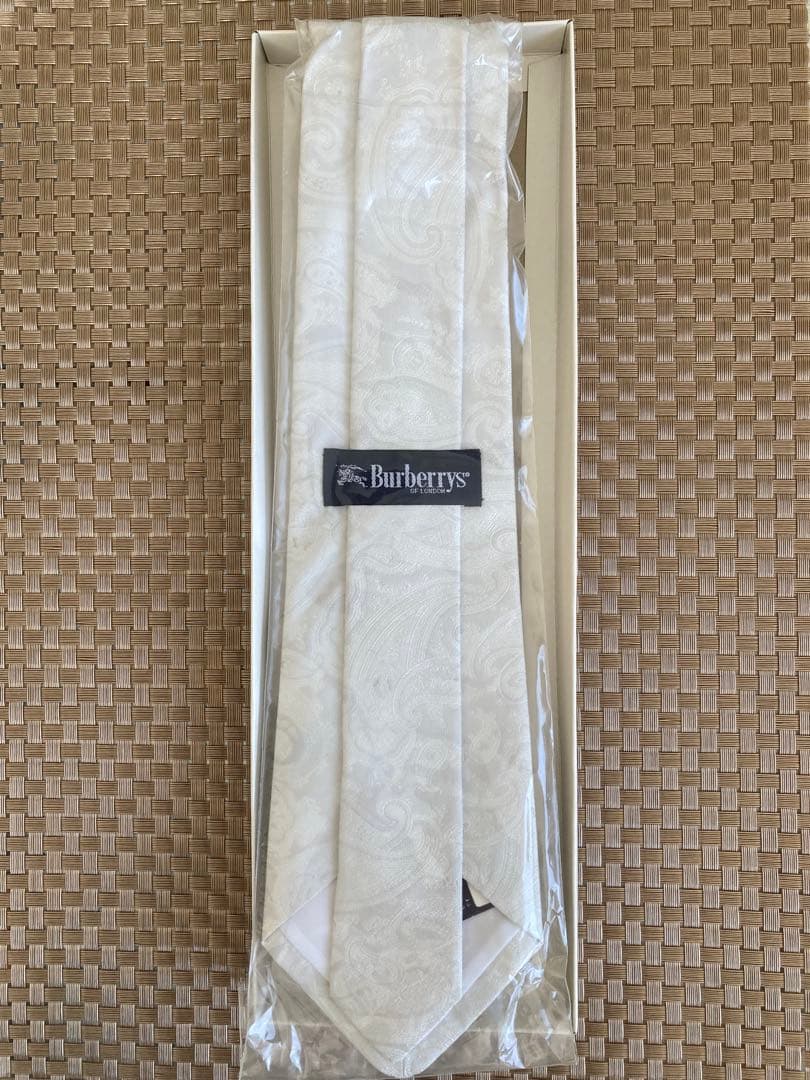Burberryバーバリー ネクタイ ホワイト 箱入りタグ付き