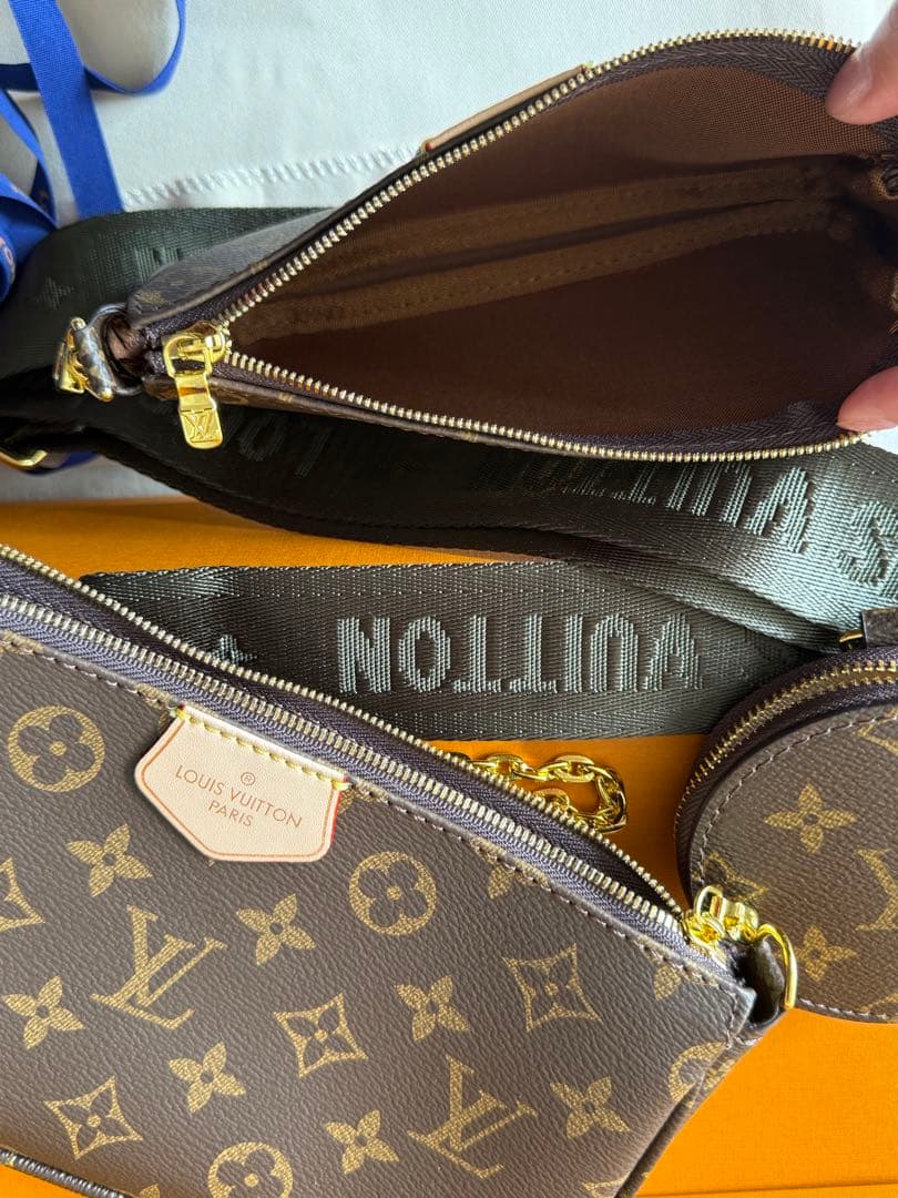 極美品 ミュルティポシェッ アクセソワール　モノグラム