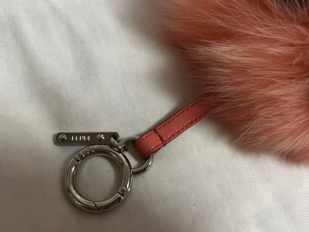 FENDI ファー キーホルダー Y ピンク・黒 約15cm