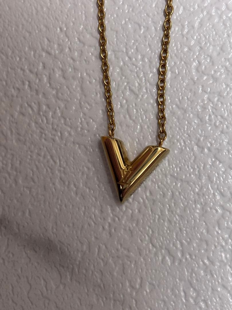 ゆ*や様 LOUIS VUITTON ネックレスエセンシャルV メッキゴールド