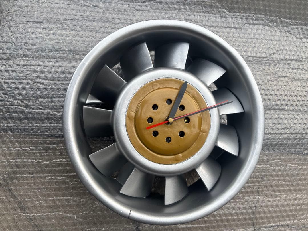 値下げしましたポルシェ 911 オルタネーター ハウジング部品を掛け時計　仕立