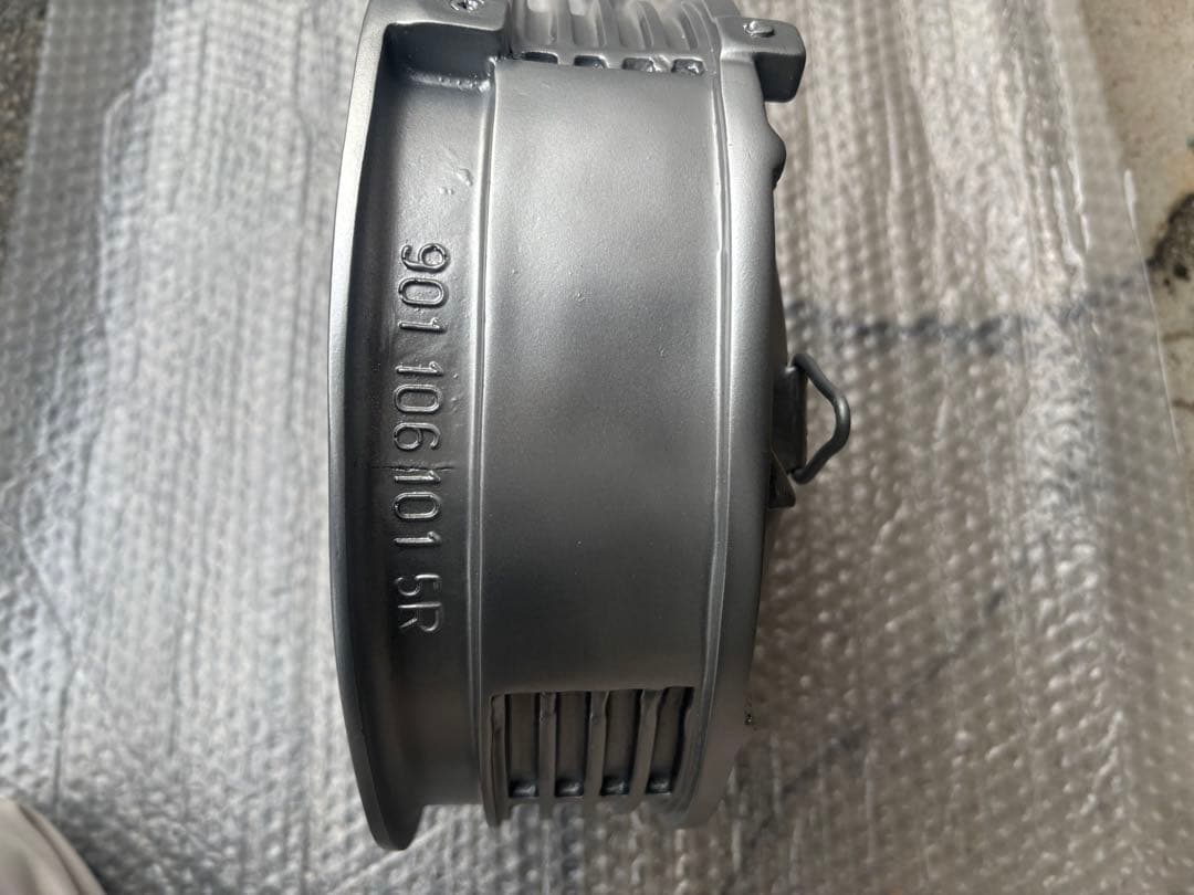 値下げしましたポルシェ 911 オルタネーター ハウジング部品を掛け時計　仕立