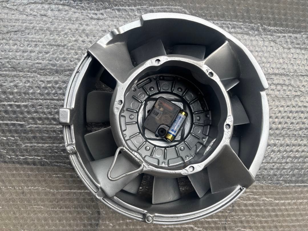 値下げしましたポルシェ 911 オルタネーター ハウジング部品を掛け時計　仕立