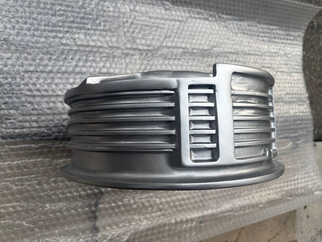 値下げしましたポルシェ 911 オルタネーター ハウジング部品を掛け時計　仕立