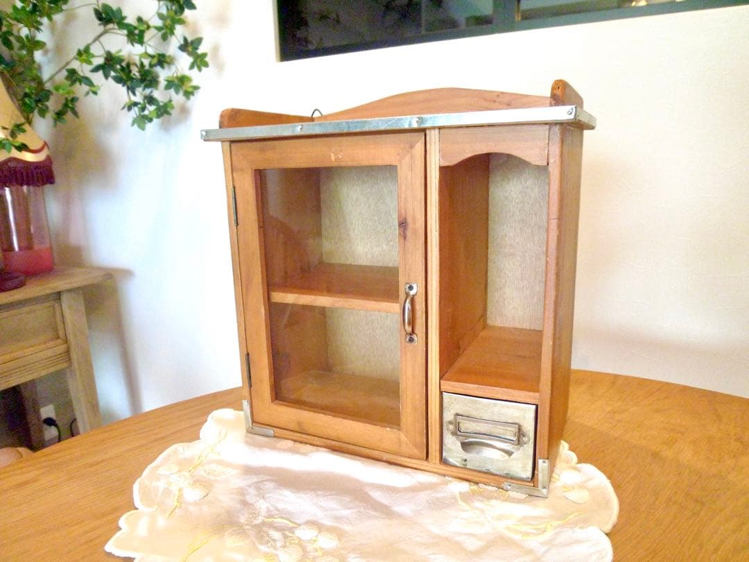 アンティーク風　木製ガラス扉キャビネット