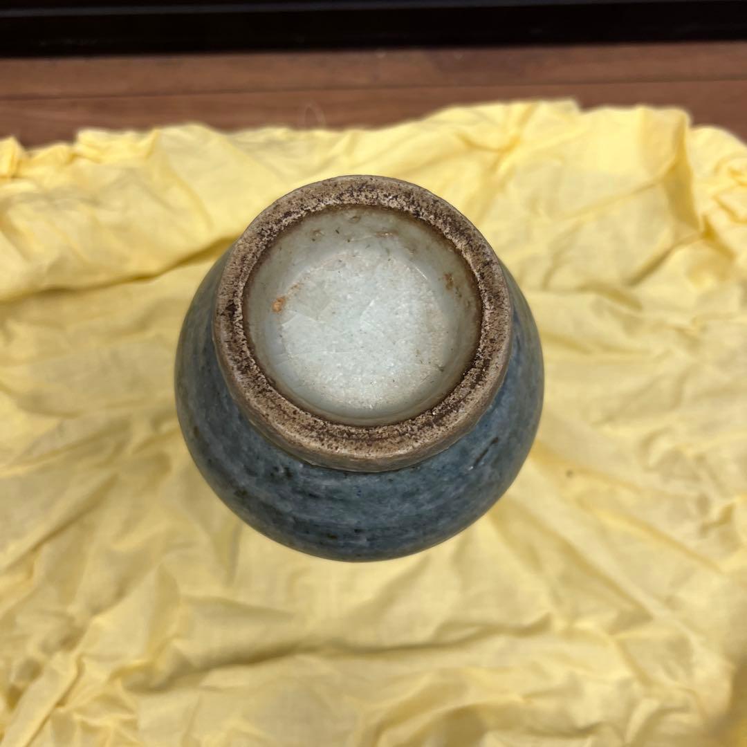 青色と赤色の花の陶器花瓶