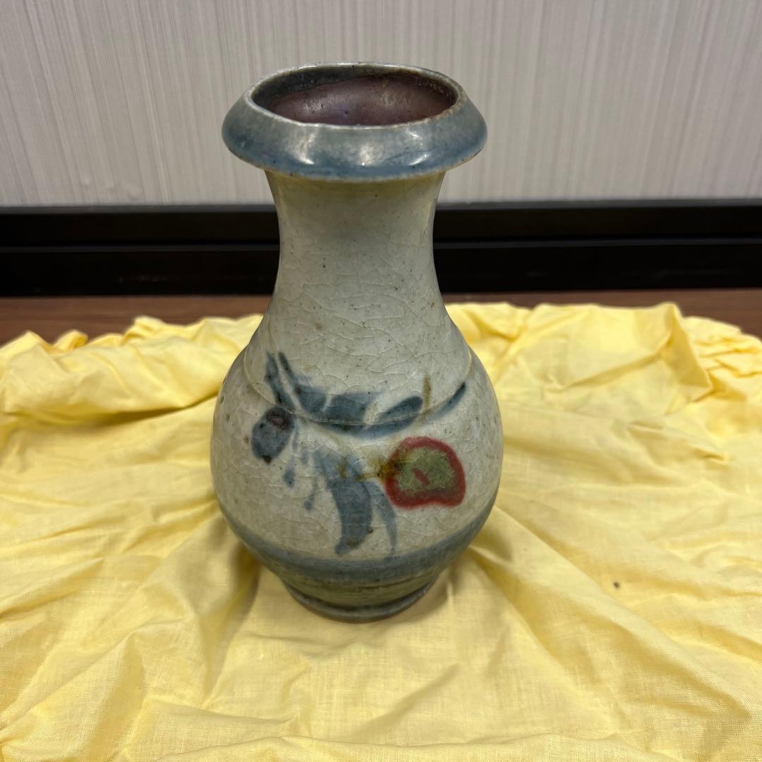 青色と赤色の花の陶器花瓶