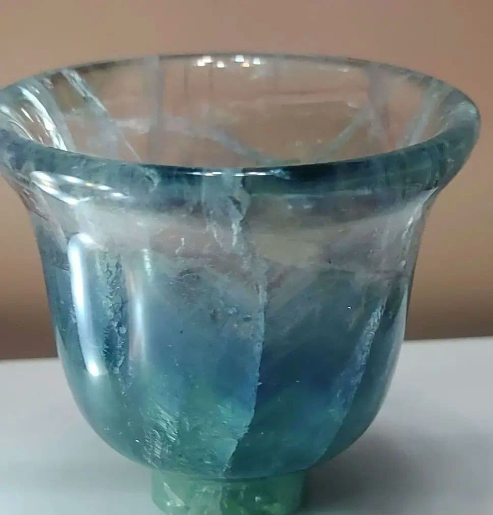 ブルーフローライトを彫刻した器です。