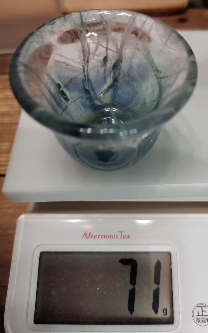 ブルーフローライトを彫刻した器です。