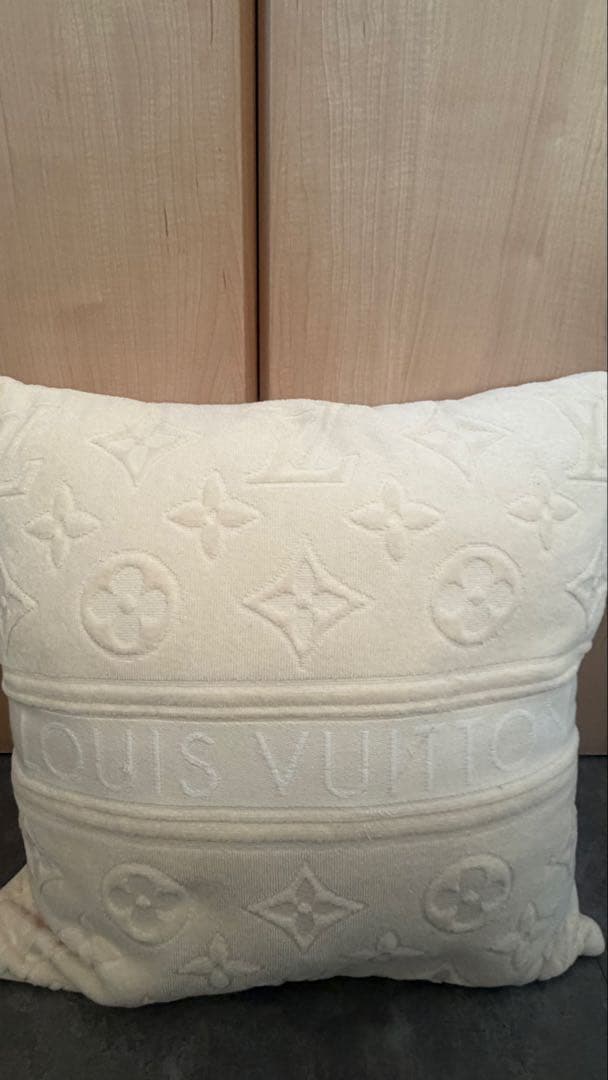 Louis Vuitton エンボス クッション クリーム色