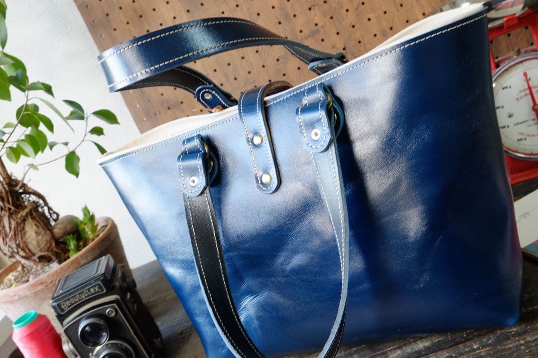 イタリア産グロスネイビーブルー牛革レザートートバッグ　Lサイズ　ハンドメイド紺青