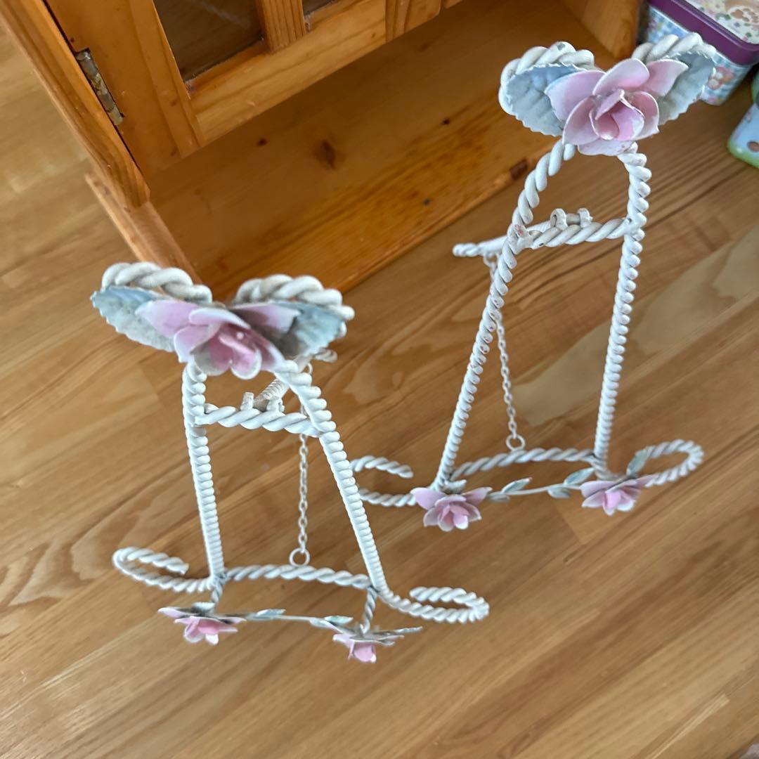 ブックスタンド　アンティーク雑貨　花の装飾付き金属スタンド