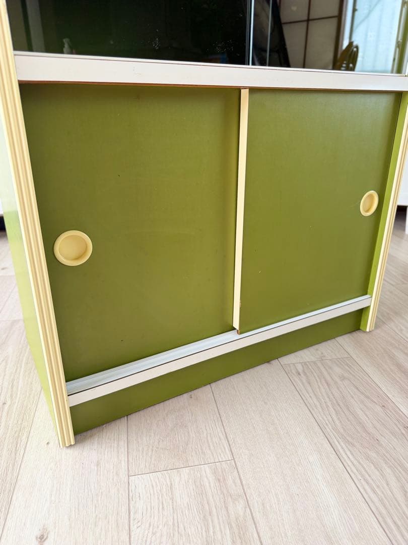 昭和レトロ 食器棚 ガラスキャビネット 小箪笥 ガラス棚 レトロポップ 抹茶色