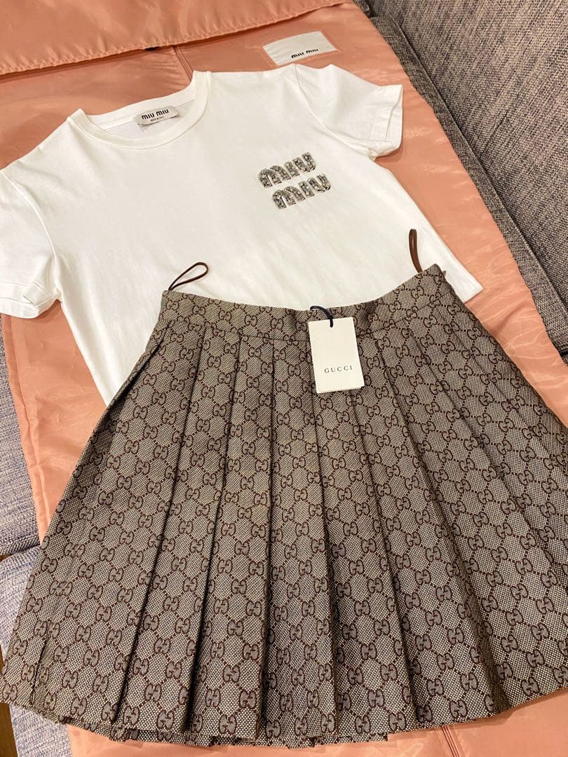 Gucciグッチのロゴ入りスカート