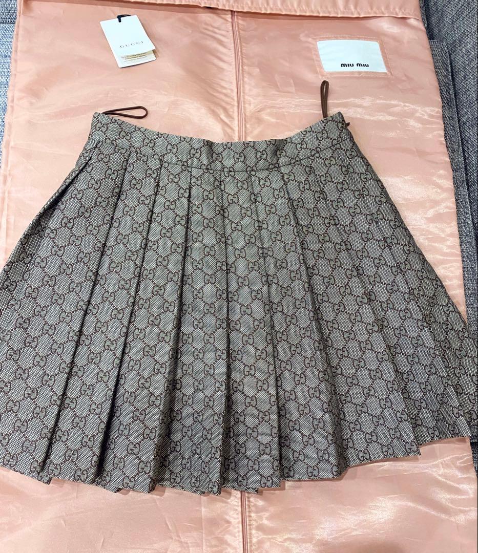 Gucciグッチのロゴ入りスカート