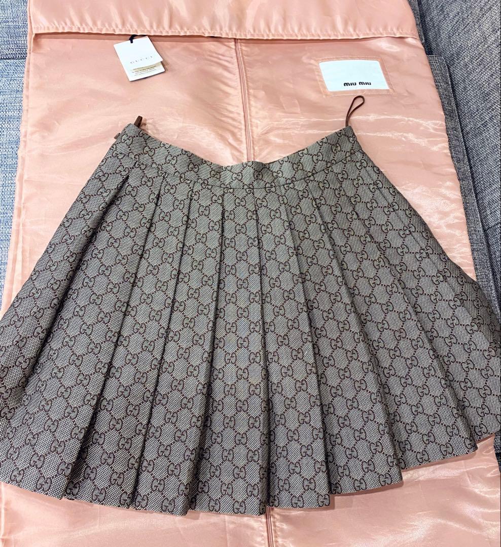 Gucciグッチのロゴ入りスカート