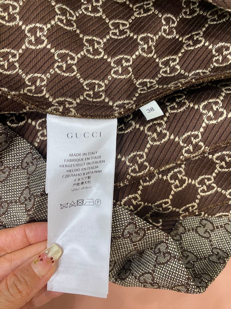 Gucciグッチのロゴ入りスカート