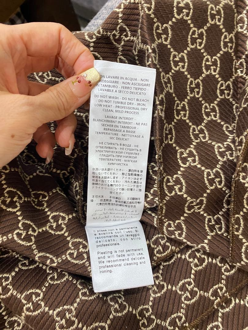 Gucciグッチのロゴ入りスカート